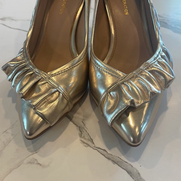 BCBG Gold, Ruffle Heels, pumps,Size 7, 3 inch heel,slip on, pointy toe - Picture 6 of 14